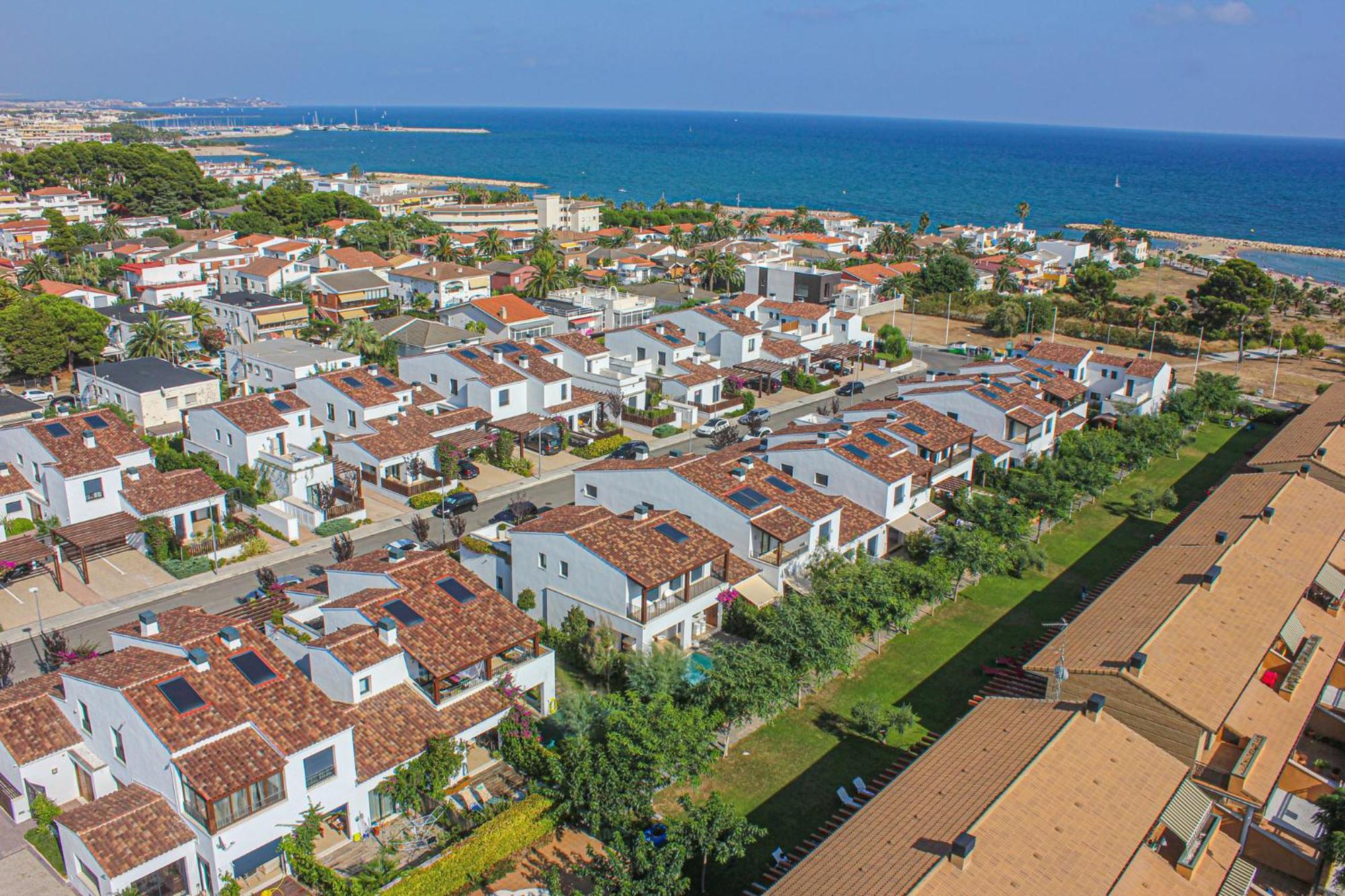 Вилла Passeig Del Mar - Only Families Камбрильс Экстерьер фото